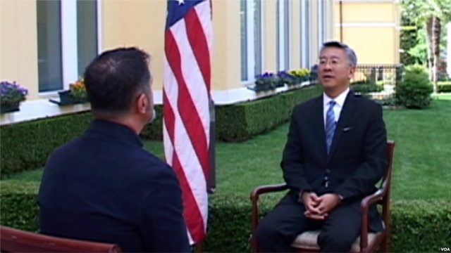 donald_lu_interviste_voa_45640.jpg