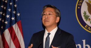 Ambasadori Donald Lu provokon elitën politike