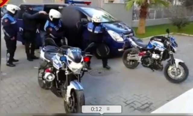 VIDEO & EMRA/ Durrës, “Shënjestra” shkatërron grupin kriminal, në pranga 9 persona për atentate grabitje