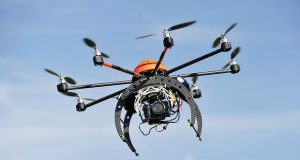 Droni “spiunon” tre shqiptarë duke vjedhur, prangosen nga policia