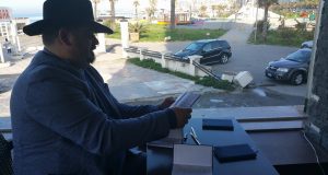 FOTO/ “Kaubojsi” ironizon Dakon: E ke bërë Durrësin që edhe “partizani i panjohur” të kërkojë azil në Gjermani