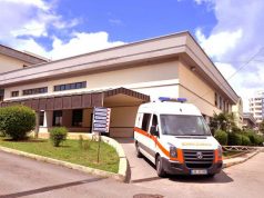 Shkon me gruan për tu mjekuar, e kap xhelozia dhe e rreh në mes të spitalit