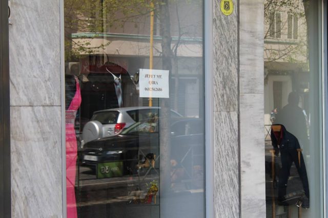 Dyqanet: Ndalohet lajmërimi “dyqani mbyllet, malli likuidohet”