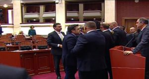 Kuvendi dënon Edi Palokën me 5 ditë përjashtim…, sepse nuk goditi me rripin e pantallonave Ilir Beqajn