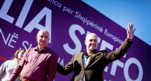 FOTO LAJM/ Komentuesit ironizojnë Edi Ramën, “ia ngrijnë buzëqeshjen” e fitores që në mëngjes