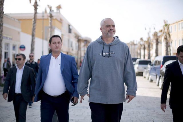 “Beteja” në Kavajë, PS-ja demonstron forcën sot, dy ditë para PD-së