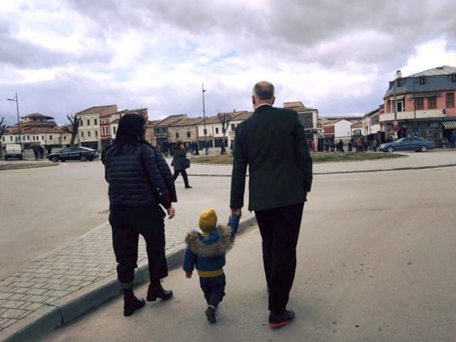 SHËNIM/ Tregtarët e Pazarit të Korçës, në pritje… të angloamerikanëve