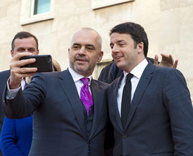 edi_rama_mateo_renzi_selfie_27608.jpg