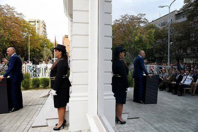 Çako shpërblen 700 policë me 1 – 6 paga, por fondi mbetet “peng” i qeverisë