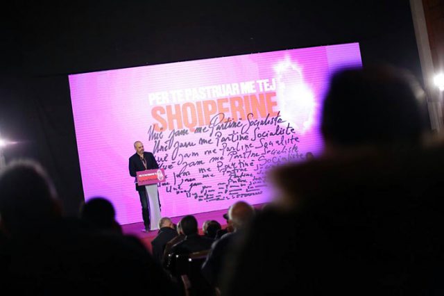 Rama në Shkodër “për të pastruar Shqipërinë”, tenton “pastrimin” e sallës ndaj reagimit të një qytetari: Mbyll gojën ose dil jashtë!