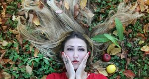 PROFIL/ Kush është bukuroshja shkodrane që mbërtheu dje mijëra protestues