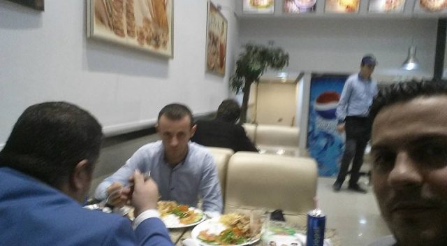 FOTO LAJM/ Deputeti kaubojs braktis restorantet luksoze, ha sufllaqe në fast-food