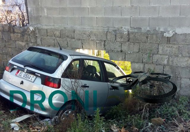 FOTO LAJM/ Elbasan, automjeti thyen murin rrethues dhe ju hyn në shtëpi, me fat familjarët