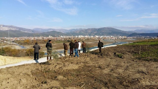 VIDEO/ Rruga Elbasan – Cërrik, rrezikon 20 shtëpi, banorët në protestë edhe për moskompensimin