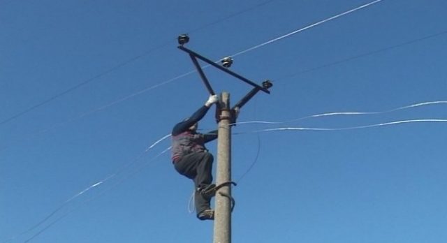 Elektricistin e zë korrenti, mbetet varur në shtyllë