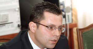 Pas të drejtës së fituar nga Gjykata Kushtetuese, Elvis Çefa kërkon rikthimin si nënkryetar i KLD-së