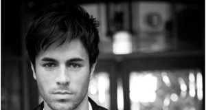 HISTORIA/ Kur Enrique Iglesias i merrte para borxh dados së tij