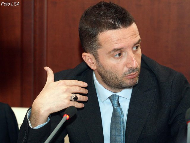 Erjon Braçe del kundër nismës për importin e plehrave: Nuk do ta votoj