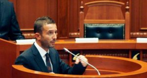 VIDEO/Momenti i sherrit ne Parlament mes Braces dhe deputeteve te opozites