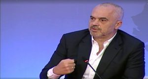 Edi Rama ndryshon historinë me taksistin jurist