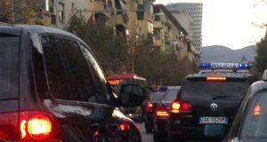 SKANDAL/ Shefat e policisë plazh me makinat e shtetit “pas bythe”