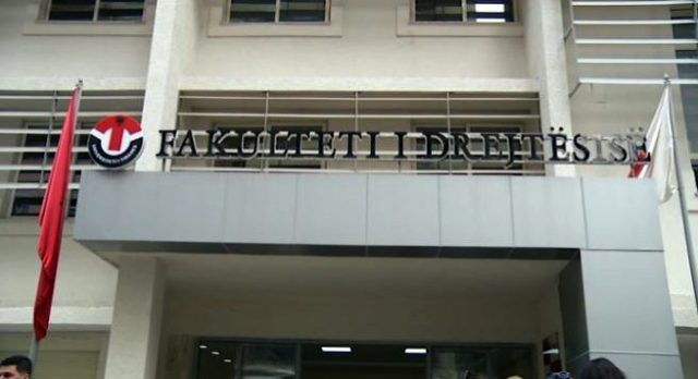 Tensione tek Drejtësia, përplasje mes studentëve, një vajzë merret me ambulancë