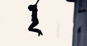 Fier, gruaja hidhet nga kati i 8 i pallatit