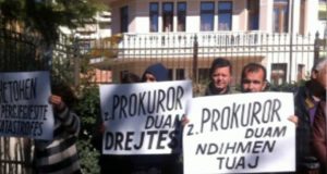 FOTO/ Adraitika Llalla në analizë, banorët e Zharrëzës protestë para prokurorisë së Fierit