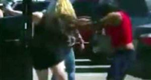 VIDEO/ Femrat kapen për flokësh për një vend parkimi