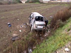 Tiranë, aksident i rëndë, makina përplas për vdekje të miturin dhe përfundon në kanal