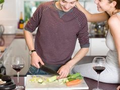 Studim: Meshkujt që e bëjnë këtë punë, bëjnë më shumë seks