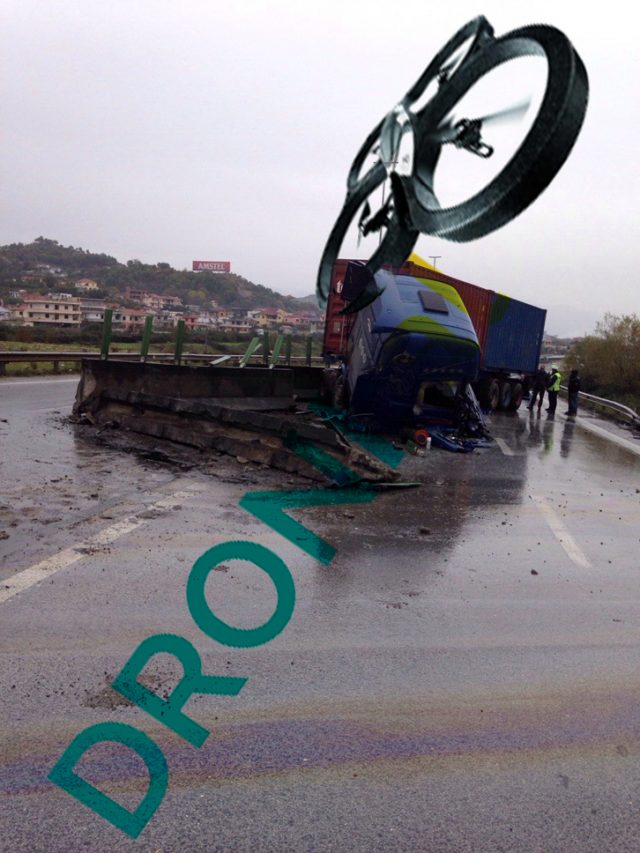 FOTO LAJM/ Gërdec, trajleri përplaset me trafikndarësen, bllokohet autostrada Tiranë – Durrës