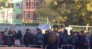 VIDEO & FOTO GALERI/ Gjimnazistët e Tiranës bojkotojnë mësimin, i bashkohen protestës