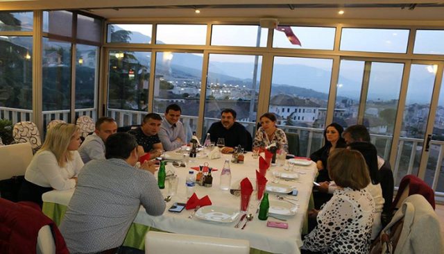 FOTO LAJM/ Ekipi i Rilindjes me lugë në brez drejt “fitores”, PS e ka filluar “mbarë” dhe jo keq me oreks