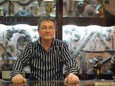 Qeveria maqedonase grabit dhe shet pronat e Nënë Terezës