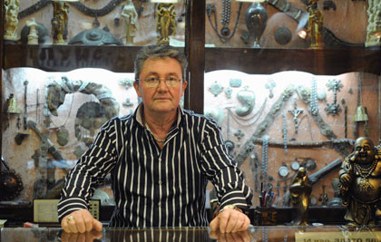 Qeveria maqedonase grabit dhe shet pronat e Nënë Terezës