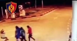 VIDEO/ Laç, tre persona të maskuar grabisin një karburant, ja sa lekë kanë marrë