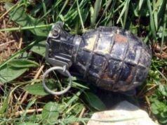 Tiranë, i thyejnë xhamin dhe i hedhin granatë brenda në makinë