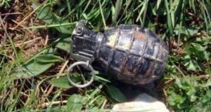 Tiranë, i thyejnë xhamin dhe i hedhin granatë brenda në makinë