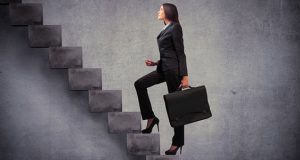 Femrat në nivel drejtues arrijnë të paguhen më shumë se meshkujt