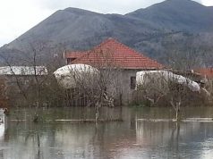 FOTO/Gjiknuri përmbyt një fshat për 5 minuta