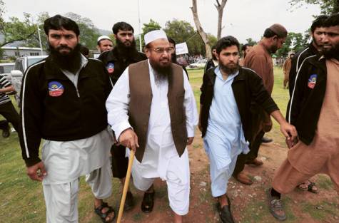 hafiz_saeed_walking_6076.jpg