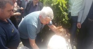 FOTO LAJM/ Protestueses i ra të fikët, doktor Halim Kosova “në krye të detyrës”
