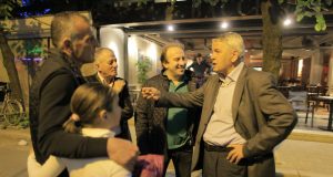 Halim Kosova në stadium për derbin kryeqytetas, nën shoqërinë e dy ish-lojtarëve të Tiranës