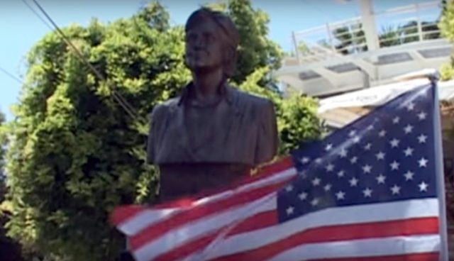 hillary_clinton_busti_sarande_29096.jpg