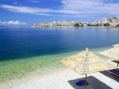 FOTO/ Turisti serb i heq të gjitha në Himarë, pushuesit e masakrojnë