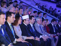 Halim Kosova dhe Erion Veliaj bashkë në ditëlindjen e Profetit Muhamed, por nuk i japin dorën njëri-tjetrit