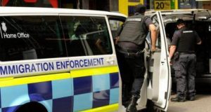 “The Guardian”: Azilantët shqiptarë janë kthyer gabimisht nga Britania