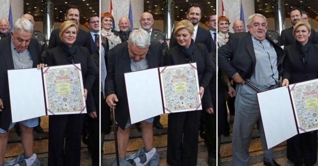 FOTO LAJM/ I bien pantallonat teksa bënte fotot me Presidenten