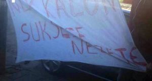 VIDEO / Ilir Beqaj sulmohet me vezë e domate